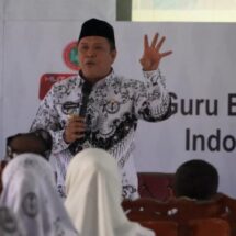 H.RUKSAMIN JADI PEMATERI SEMINAR NASIONAL PGRI, BERHIDMAT UNTUK PEMBANGUNAN PENDIDIKAN DAHULU,SEKARANG DAN AKAN DATANG